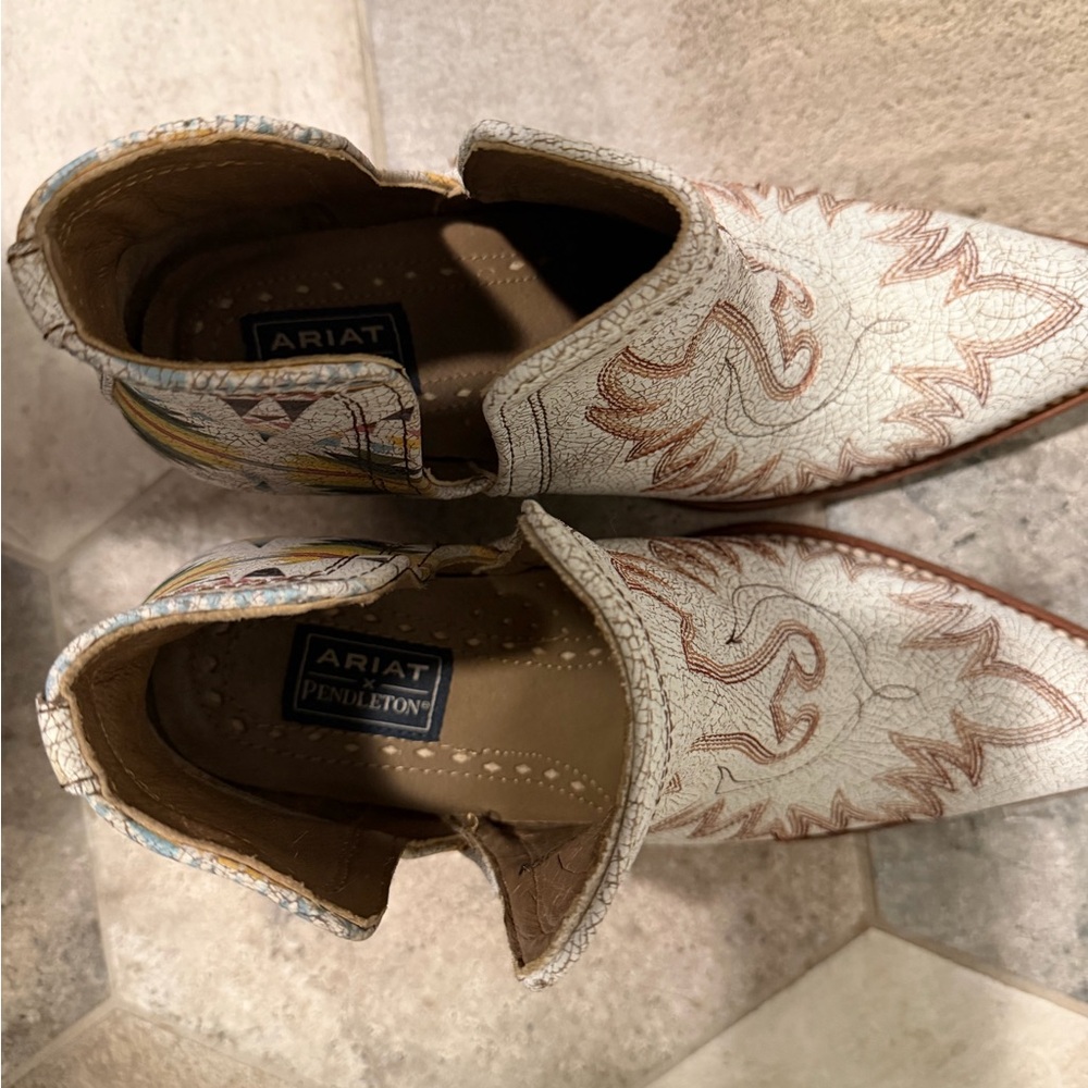 Ariat Dixon Ankle Booties 7B